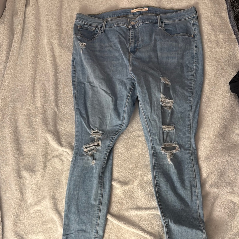 Levi’s Women's Light Blue Distressed skinny Jeans